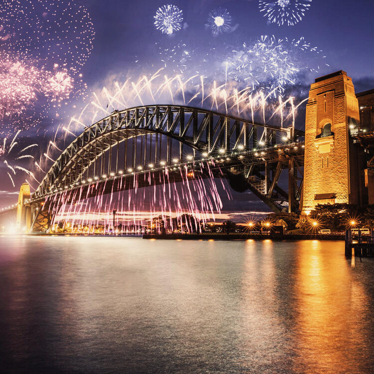 Feuerwerk bei der Harbour Bridge Feuerwerk bei der weltberühmten Harbour Bridge