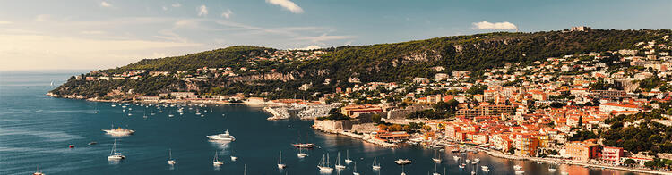 Blick auf eine Stadt an der französischen Riviera