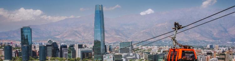 Santiago de Chile Seilbahn vor der Skyline