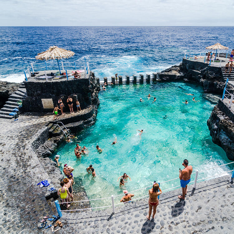 Blick auf Meer und Piscina naturalis del Charco Azul