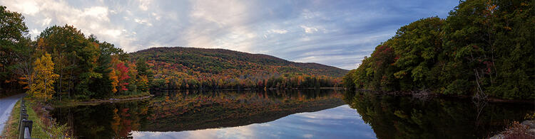 Herbstwald mit See in Massachusetts