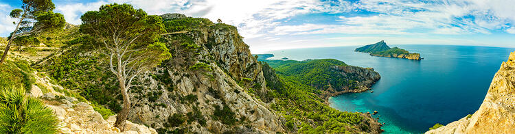 Blick über Berge und Bucht auf Menorca