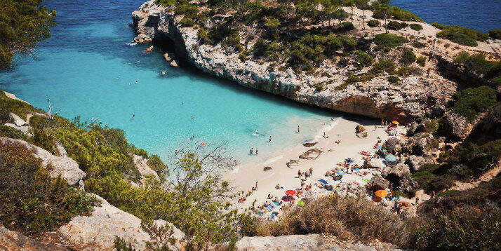Spanien, Mallorca, Palma de Mallorca | Condor Blick auf den schönen kristallklaren Wasser Strand von Es calo des Moro auf Mallorca.