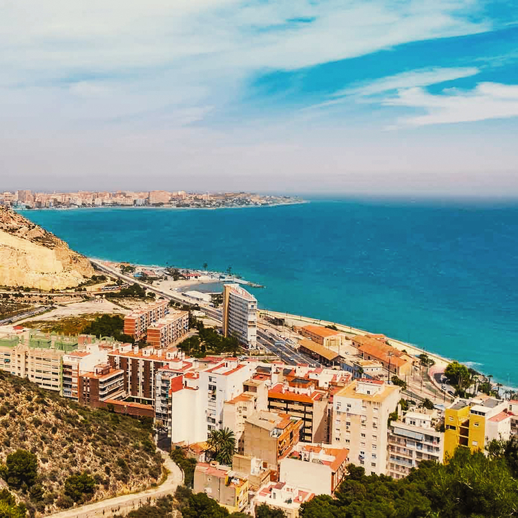  Blick auf den Strand Playa del Postiguet in Alicante
