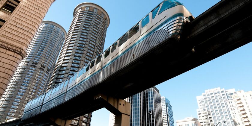 Bahn und Skyline von Seattle