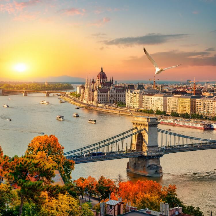Budapest mit Donau bei Sonnernuntergang