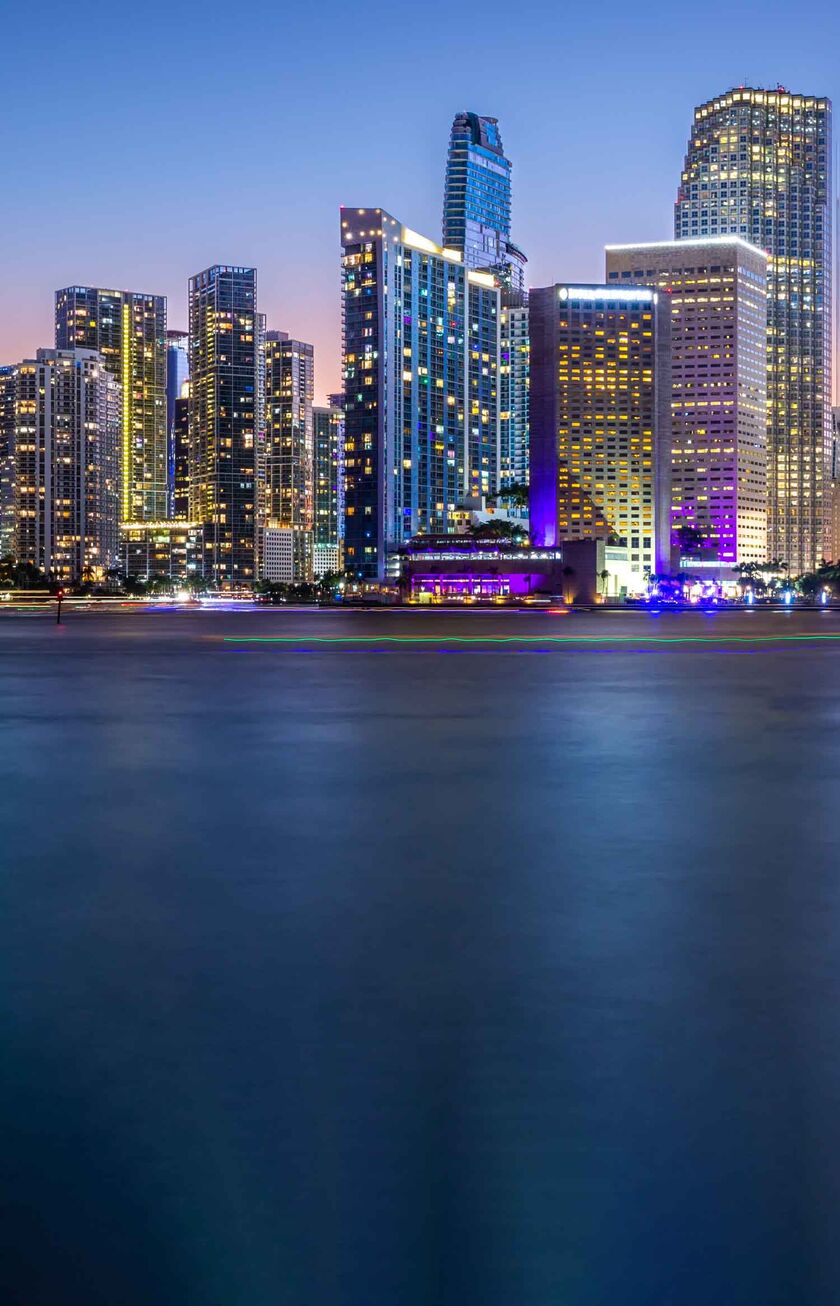 Die erleuchtete Skyline von Miami bei Nacht