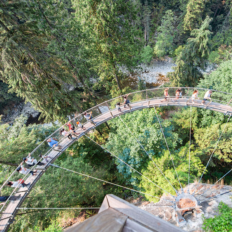 Wanderer auf der Capilano Suspension Bridge in der Nähe von Vancouver