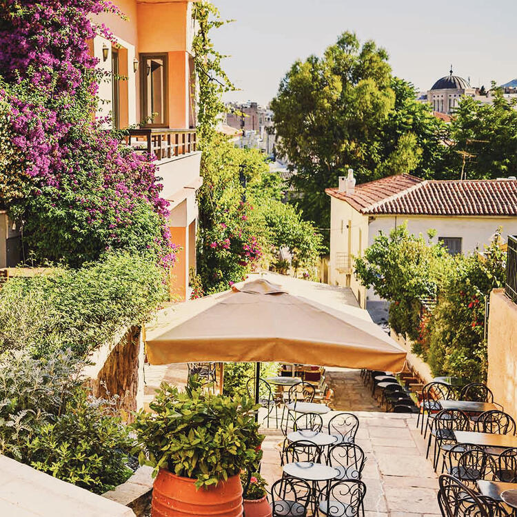 Blick auf die Cafes im Athens Stadtteil Plaka Blick auf die Cafes im Athens Stadtteil Plaka