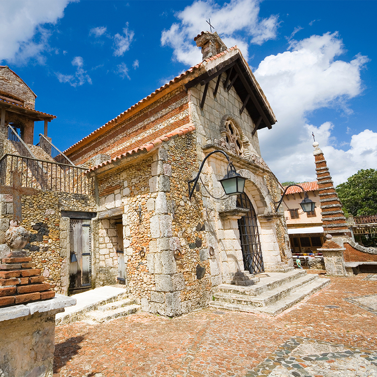St. Stanislaus Kirche im alten Dorf Altos de Chavon, neu erstellten sechzehnten Jahrhundert mediterranes Dorf, La Romana, Dominikanische Republik