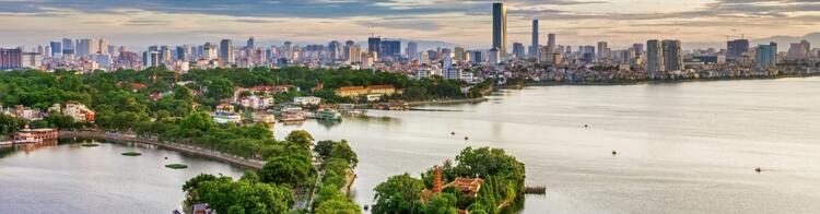 Hanoi Skyline mit Wasser