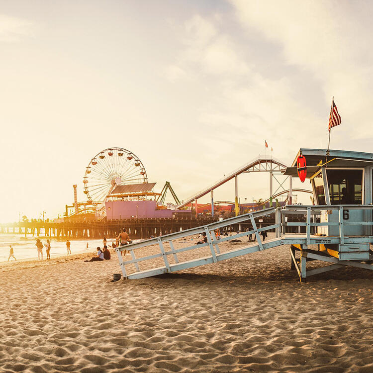 Santa Monica State Beach Santa Monica State Beach - Das Bild zeigt den berühmten Pier und einen Rettungsschwimmerturm