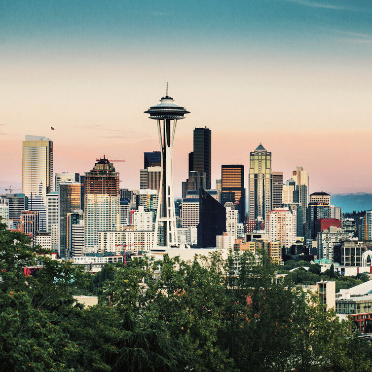 Seattle bei Nacht aus der Vogelperspektive