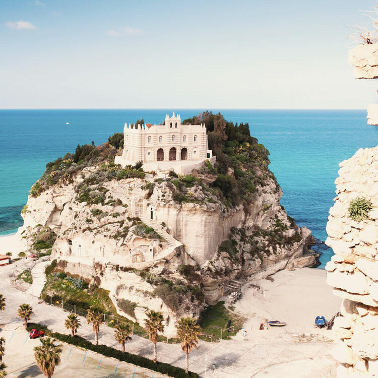 Tropea über dem Tyrrhenischen Meer gelegen