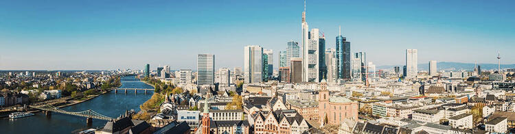 Die Skyline von Frankfurt am Main in Deutschland.