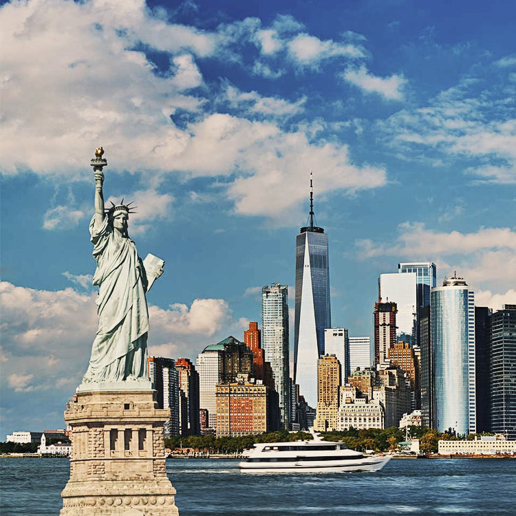 Ein Blick auf zwei Wahrzeichen von New York aus über den Hudson River, die Freiheitsstatue und der Freedom Tower.