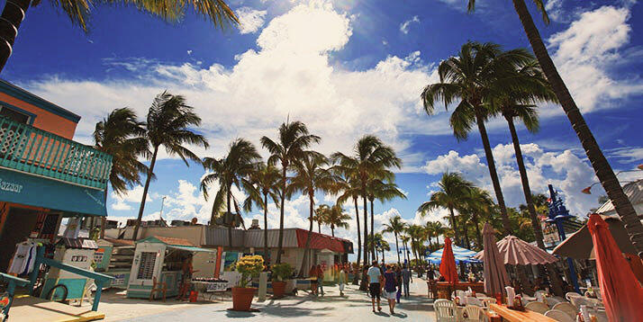 Fort Myers und Palmen Fort Myers bietet viele Shopping-Möglichkeiten unter Palmen.