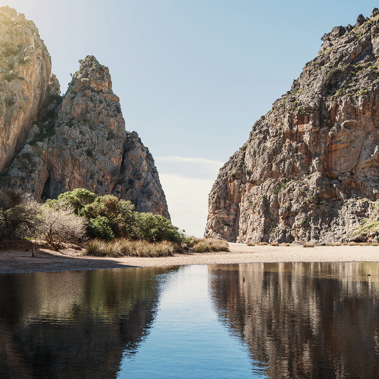 Schöne Landschaft auf Mallorca von Bergen im Wasser - Torrent de Parreis Schlucht-