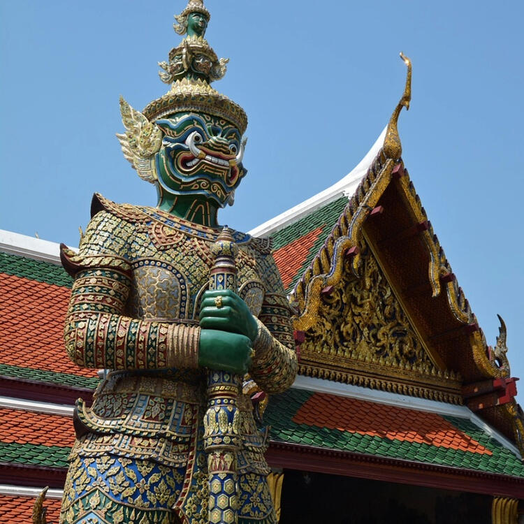 Statue eines Yaksha, eines mythologischen Riesen, im Wat Phra Kaeo Tempelkomplex in Bangkok