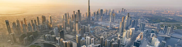 Burj Khalifa und die Skyline Dubais aus der Vogelperspektive bei Sonnenaufgan