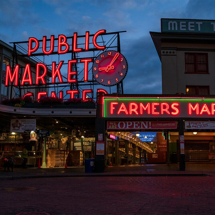 Eingang zum Pike Place Market bei Nacht