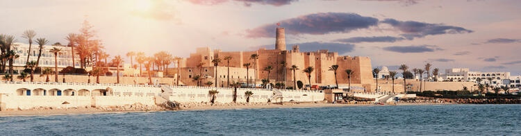 Tunesische Hafenstadt Monastir bei Sonnenuntergang