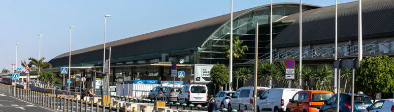 Aeropuerto de Fuerteventura Ansicht des Flughafens in Fuerteventura von draußen mit parkenden Autos