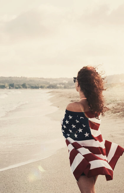 Frau am Strand von Los Angeles (LAX, Condor Ziel) mit der US-Flagge