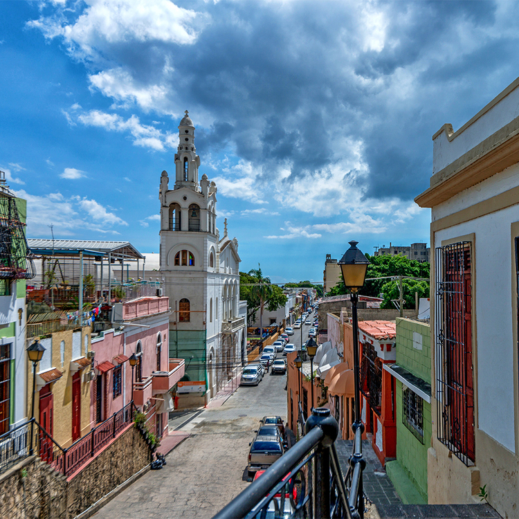 Straße in Santo Domingo- Typische farbenfrohe Häuser aus der Kolonialzeit