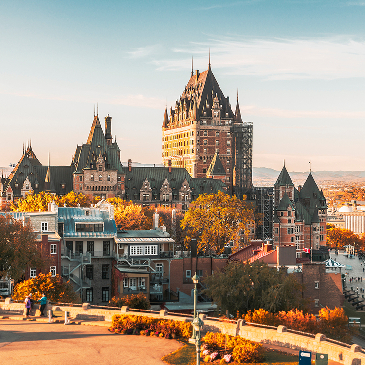 Stadtansicht von Quebec City, Kanada. Im Vordergrund sieht man den Château Frontenac, ein berühmtes Hotel in der Stadt. 
