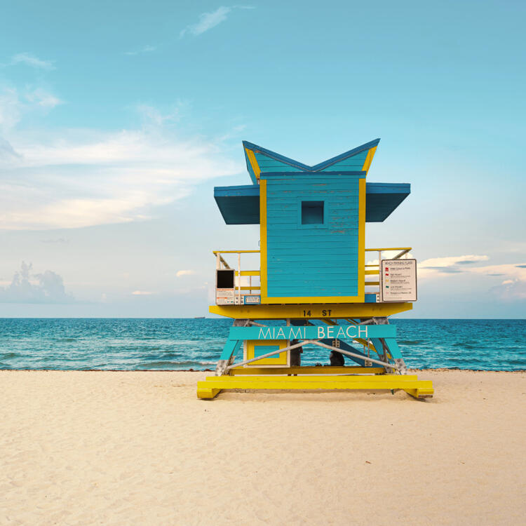 bunter rettungsschwimmerturm am miami beach