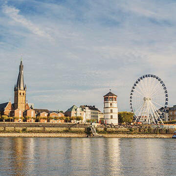 Die St. Lambertus Kirche vom Wasser aus.