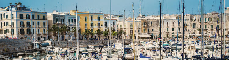 Blick auf den Hafen Bari's | Italien