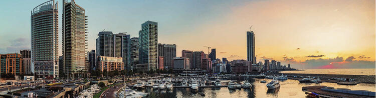 Panoramablick auf die Hochhäuser am Hafen der Zaitunay-Bucht in Beirut bei Sonnentuntergang. 