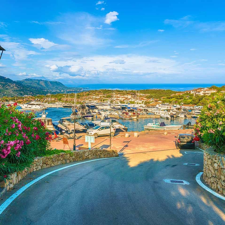 Blick auf den Hafen und das Dorf Porto Rotondo, Sardinien, Italien
