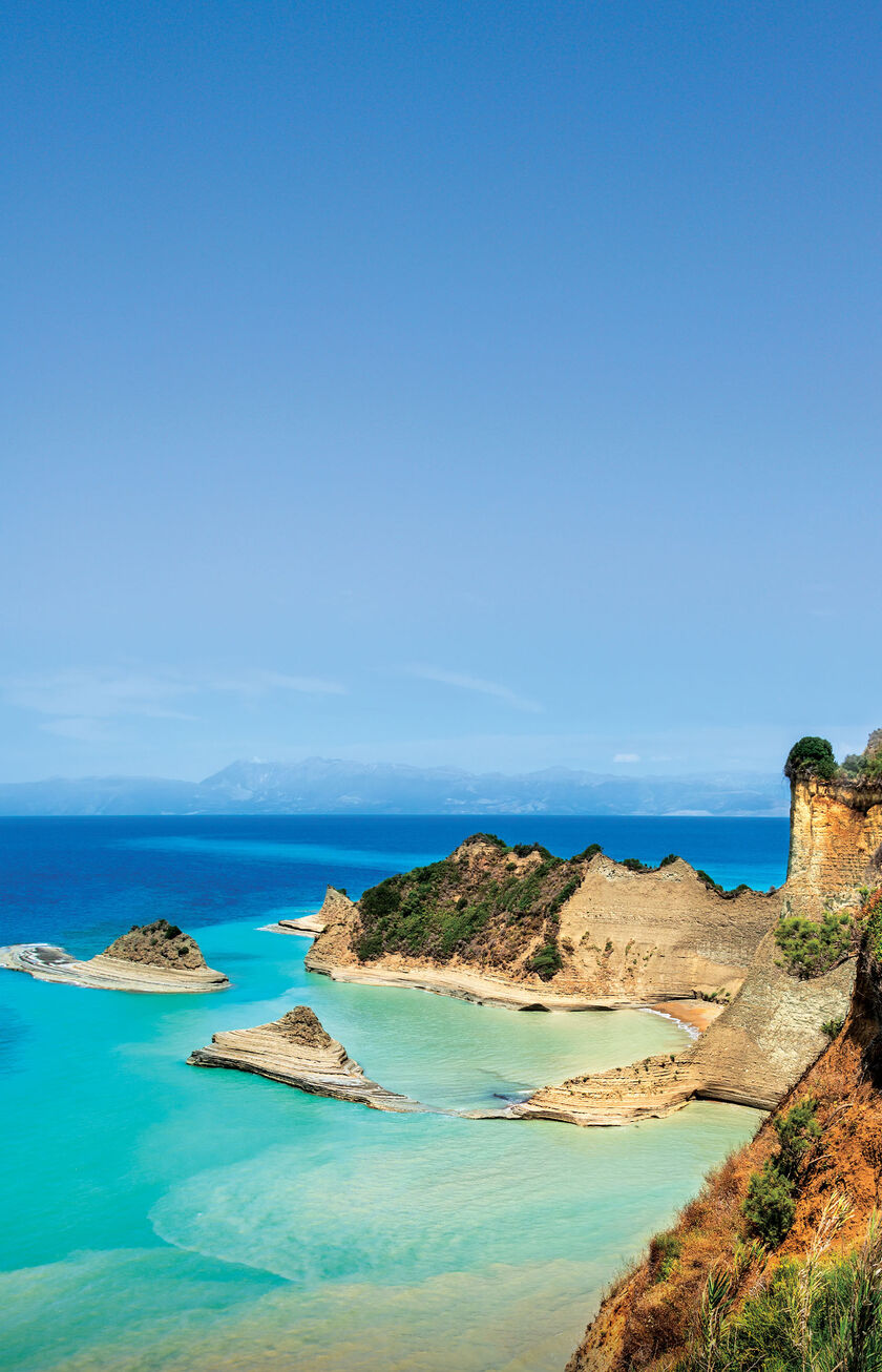 Eine malerisches Haus auf einem Felsen vor der Küste der griechischen Insel Kos