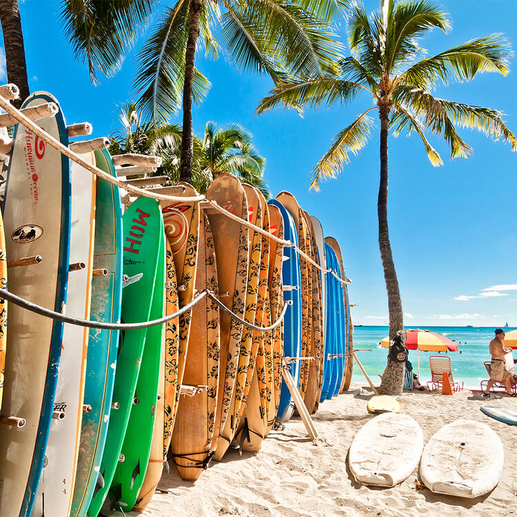  Waikiki-Strand in Honolulu, Hawaii - Im Vordergrund sind mehrere Surfbretter zu sehen und im Hintergrund der blaue Ozean