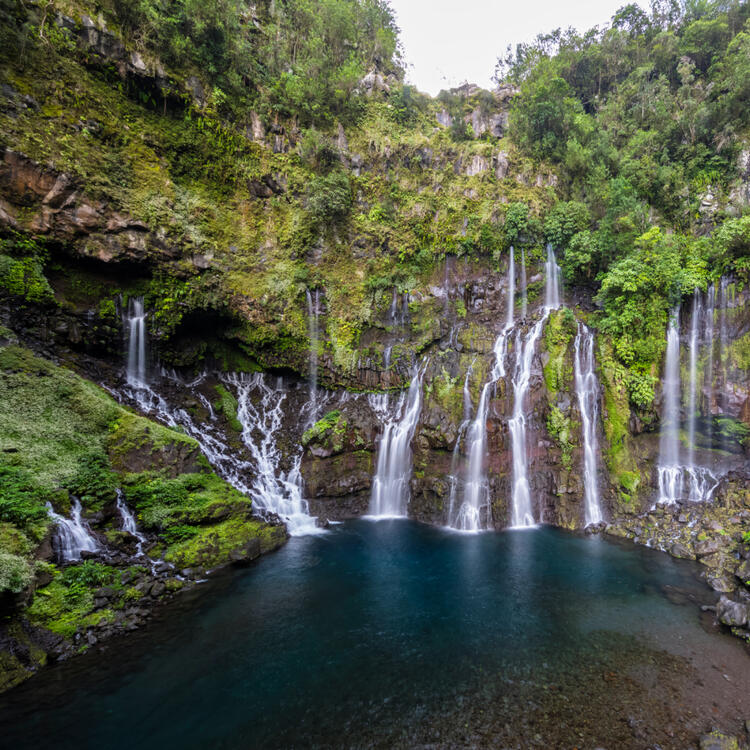 Beeindruckender Wasserfall Cascade Grand Galet Wasserfall umgeben von Bäumen