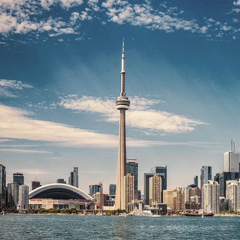 Skyline von Toronto . Im Vordergrund ist der See Ontario zu sehen und im Hintergrund erheben sich die CNN Tower.