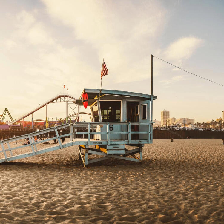 Santa Monica Pier am Strand in Los Angeles Kalifornien