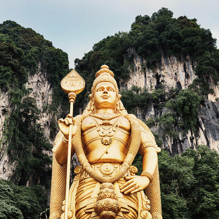Die vergoldete Status des Gottes Murugan Die vergoldete Status des Gottes Murugan vor den Batu Caves