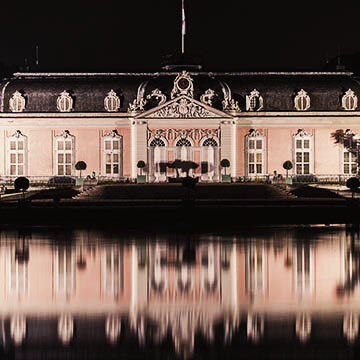 Schloss Benrath in Düsseldorf bei Nacht Schloss Benrath spiegelt sich im Wasser bei Nacht.