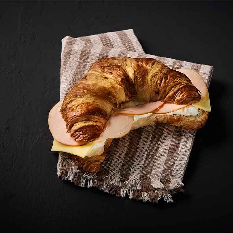 Slaný preclíkový croissant s čerstvým sýrem a krůtí šunkou