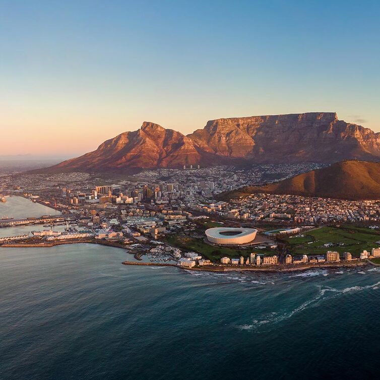 Panoramaaufnahme des Stadtbildes von Kapstadt bei Sonnenuntergang, Provinz Westkap, Südafrika