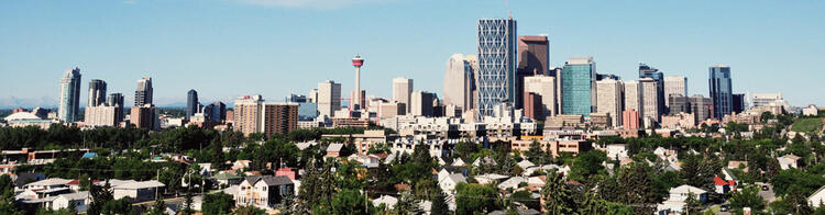 Letenky do Calgary Panorama centra Calgary s mrakodrapy, Calgary Tower a obytnou čtvrtí v popředí.