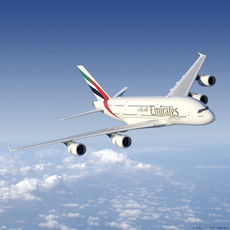 Letadlo Emirates na modré obloze