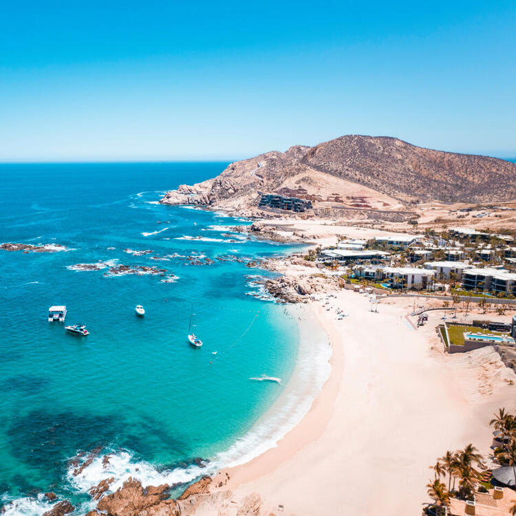 Pláž s tyrkysovým mořem v Los Cabos na pobřeží Baja California Sur
