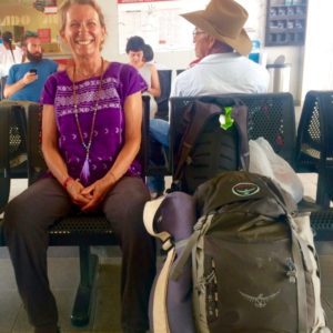 Gitti am Bahnhof mit Rucksack