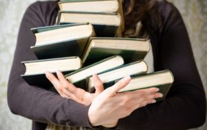 Bücherstapel oder E-Reader?