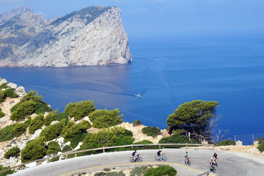 Blick auf Strasse zum Cap Formentor mit Radfahrern